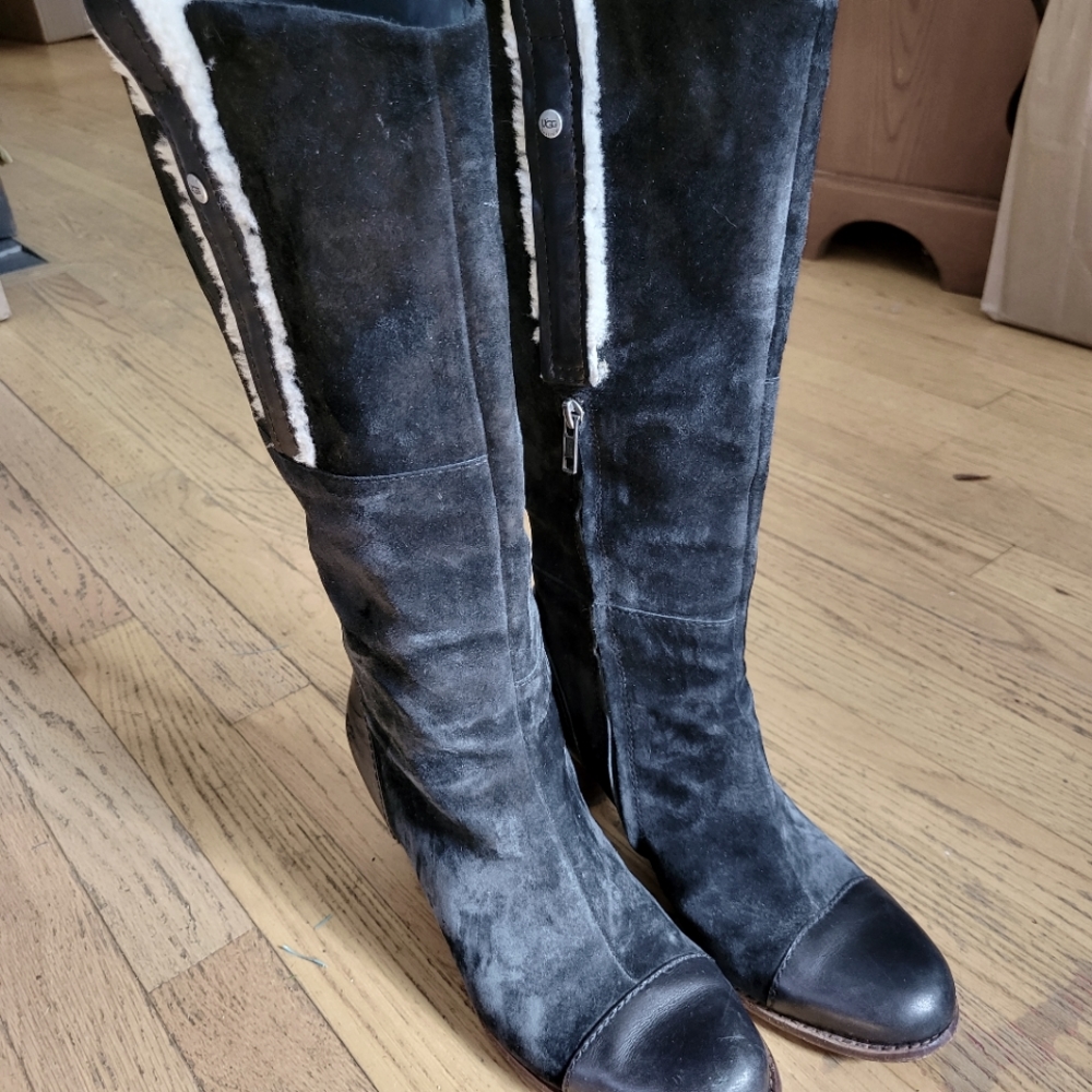 UGG Bkack Suade Boots 8.5